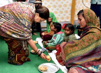 मुख्यमंत्री वसुंधरा राजे ने रैन बसेरे में परोसा खाना, हालचाल पूछे news of rajasthan