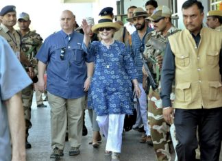 Hillary Clinton Sprains Her Hand during Rajasthan Visit hillary-clinton-india