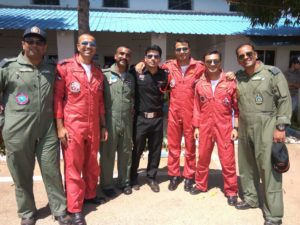 एयरफोर्स पायलट अभिनन्दन वर्धमान अपने साथियों के साथ
