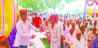 राजस्थान में किसान कर्जमाफी शिविर के दौरान प्रमाण पत्र लेता किसान