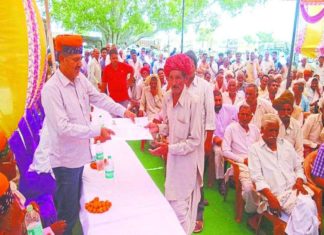 राजस्थान में किसान कर्जमाफी शिविर के दौरान प्रमाण पत्र लेता किसान