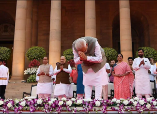 मोदी सरकार 2 में कार्यभार संभालने से पहले जनता और देश का अभिवादन करने केबिनेट मंत्री