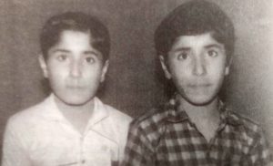 विक्रम (चेक शर्ट में) जुड़वा थे, साथ में उनके भाई विशाल