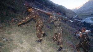 टाइगर हिल पर तोपों के गोले ले जाते हुए भारतीय सैनिक