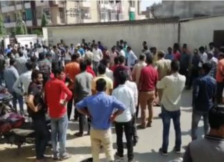 जयपुर गोली कांड के बाद घटना स्थल पर जमा भीड़