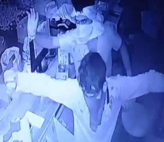तगड़ा माल हाथ लगा तो खुशी में जमकर नाचे चोर, सोशल मीडिया पर वीडियो वायरल