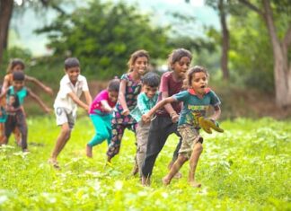 जयपुर अलवर अजमेर उदयपुर करौली कोटपूतली बहरोड़ कोटा खैरथल तिजारा चित्तौड़गढ़ चूरू जालोर जोधपुर जैसलमेर झालावाड़ झुंझुनूं टोंक डीग डूंगरपुर डीडवाना दौसा क्राइम वीडियो राज्य के गौरव जानें अपना प्रदेश वेब स्टोरी देश युवा अड्डा जॉब्स एजुकेशन मनोरंजन लाइफस्टाइल आपके अफसर वायरल फोटो खेल विचार काम की बात कारोबार होम राजस्थान न्यूज़ राजस्थान में आबादी घटाने के लिए बना था चुनाव में 2 बच्चों की सीमा वाला नियम, क्या है अभी जनसंख्या का हाल? Read In Appराजस्थान में आबादी घटाने के लिए बना था चुनाव में 2 बच्चों की सीमा वाला नियम, क्या है अभी जनसंख्या का हाल?राजस्थान में पंचायत और स्थानीय निकाय के चुनावों में दो से अधिक बच्चों वाले व्यक्तियों के चुनाव लड़ने पर रोक लगाने के लिए 30 साल पहले लाया गया नियम हटाने का फैसला किया गया है. Written by: अपूर्व कृष्ण राजस्थान न्यूज़ फ़रवरी 26, 2026 12:35 pm IST Published On फ़रवरी 26, 2026 12:12 pm IST Last Updated On फ़रवरी 26, 2026 12:35 pm IST Read Time: 5 mins राजस्थान में आबादी घटाने के लिए बना था चुनाव में 2 बच्चों की सीमा वाला नियम, क्या है अभी जनसंख्या का हाल? राजस्थान की आबादी आखिरी 2011 की जनगणना में 68,548,437 थीPixabay राजस्थान सरकार ने एक महत्वपूर्ण निर्णय लेते हुए स्थानीय चुनावों में चुनाव लड़ने के लिए 2 बच्चों की सीमा वाले नियम को ख़त्म करने का फ़ैसला किया है. इस नियम के तहत 2 से ज़्यादा बच्चों वाले लोग पंचायत और शहरी निकायों के चुनाव नहीं लड़ सकते थे. कल, 25 फरवरी को भजनलाल शर्मा सरकार ने कैबिनेट की बैठक में इस फैसले पर मुहर लगा दी. राजस्थान के कानून मंत्री जोगाराम पटेल ने मंत्रिमंडल में लिए गए निर्णय की घोषणा करते हुए जानकारी दी कि इस नियम को निरस्त करने के लिए दो विधेयक लाए जाएंगे जिन्हें विधानसभा के मौजूदा सत्र में ही पारित कर दिया जाएगा. पटेल ने बताया कि कैबिनेट ने राजस्थान पंचायती राज (संशोधन) विधेयक, 2026 और राजस्थान नगर पालिका (संशोधन) विधेयक, 2026 को मंजूरी दे दी है. उन्होंने यह भी बताया कि यह नियम जिस समय लाया गया था तब परिस्थितियां कुछ और थीं और अब हालात बदल गए हैं. पहले क्या थीं परिस्थितियां, क्यों बना क़ानून ? भारत में स्वतंत्रता के बाद स्थानीय स्वशासन तथा सत्ता के विकेंद्रीकरण के उद्देश्य से एक कानून बनाया गया. संविधान के अनुच्छेद 40 के तहत 1953 में पंचायती राज अधिनियम लागू हुआ और इसके तहत स्थानीय चुनाव आयोजित होने लगे. लेकिन, फिर भारत में जनसंख्या बढ़ने लगी और इसके दबाव की वजह से विकास बाधित होने लगा. तब जाकर एक महत्वपूर्ण निर्णय लिया गया.