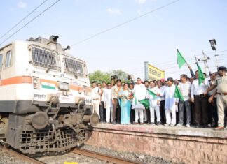 भवानीमंडी में गांधीधाम–हावड़ा एक्सप्रेस का पहला ठहराव, सांसद दुष्यंत सिंह ने हरी झंडी दिखाकर किया रवाना