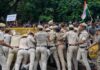 ऐप में पढ़ेंमुख्य न्यायिक न्यायाधीश के मार्च के लिए उमड़ी भीड़ के कारण आंसू गैस और लाठीचार्ज किया गया, पुलिसकर्मी भी घायल हुए