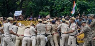 ऐप में पढ़ेंमुख्य न्यायिक न्यायाधीश के मार्च के लिए उमड़ी भीड़ के कारण आंसू गैस और लाठीचार्ज किया गया, पुलिसकर्मी भी घायल हुए
