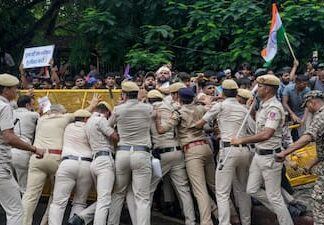 ऐप में पढ़ेंमुख्य न्यायिक न्यायाधीश के मार्च के लिए उमड़ी भीड़ के कारण आंसू गैस और लाठीचार्ज किया गया, पुलिसकर्मी भी घायल हुए